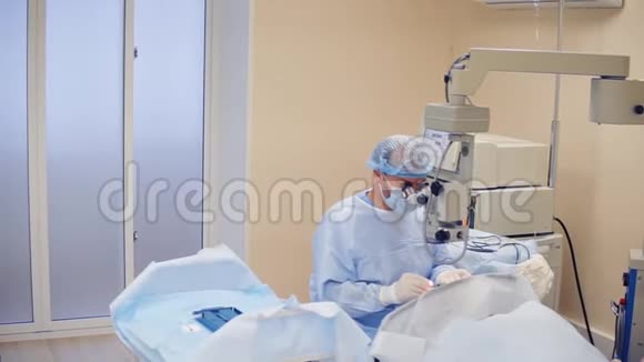 男医生和两名护士正在手术中视频的预览图