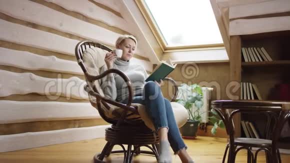 成年妇女在椅子上看书喝咖啡视频的预览图