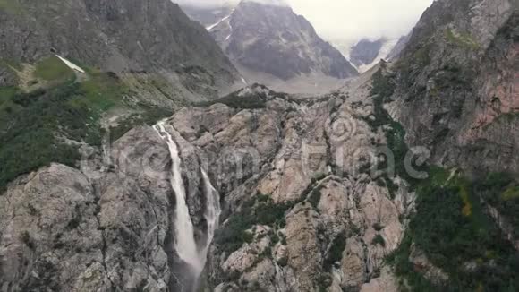 4l高加索高岩瀑布美景空中行动视频的预览图