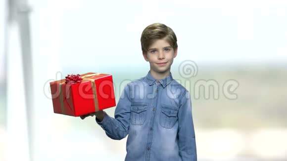 小男孩拿着大礼盒视频的预览图