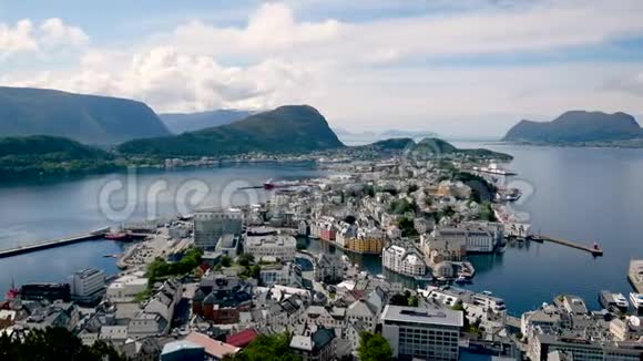 挪威峡湾海湾海岸的全景城视频的预览图