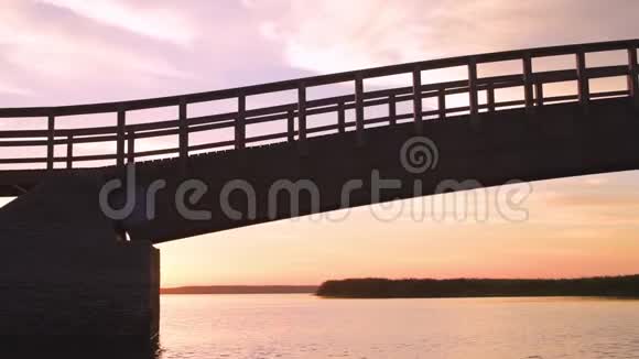 木桥过水面视频的预览图