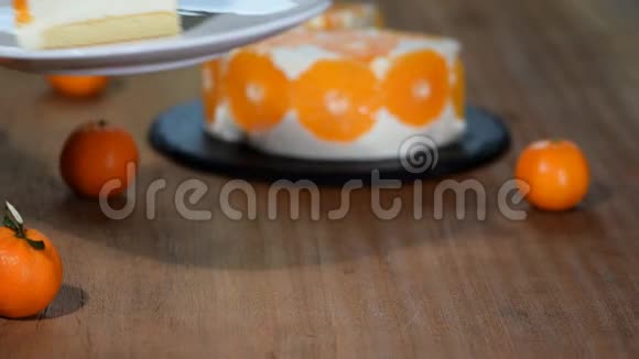 一块自制的橘子摩丝蛋糕视频的预览图