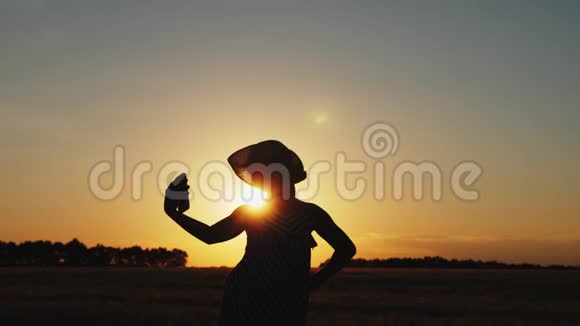 小女孩在日落时自拍视频的预览图