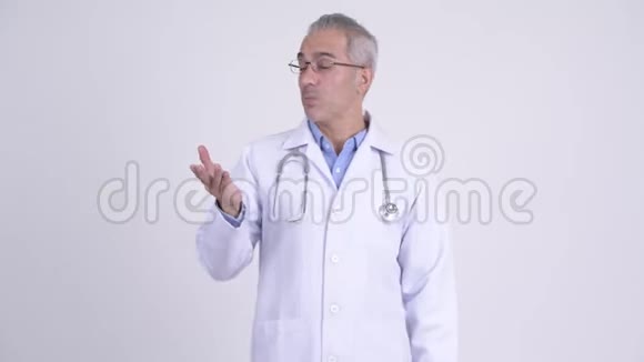 快乐的波斯人医生在白色背景下交谈视频的预览图