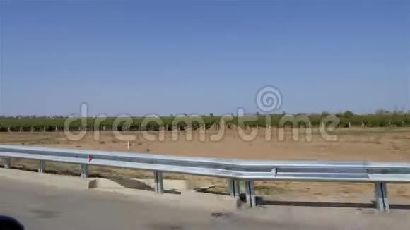 葡萄种植园从车里拿出来位于道路边缘的道路金属栅栏视频的预览图