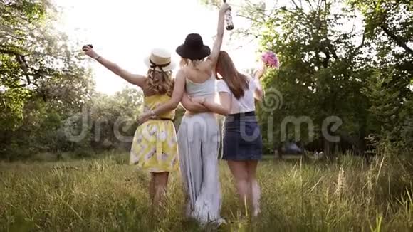 很少看到一群三个年轻漂亮的女孩拥抱自己的视角中间的女孩正抱着视频的预览图