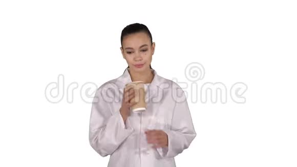 年轻的拉丁医生在白色背景下休息和喝咖啡视频的预览图