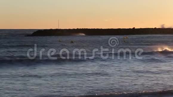 在刮风的一天海浪来到海滩视频的预览图