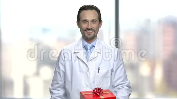 微笑男药师持礼盒视频的预览图