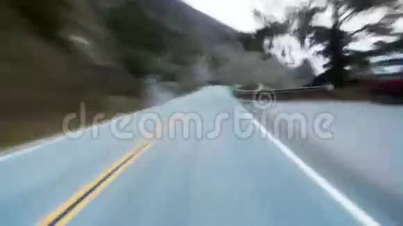 在蜿蜒的沿海公路上超速行驶视频的预览图