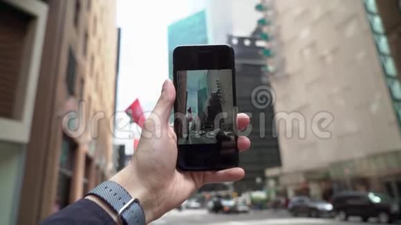 男子在纽约市的手机上拍照视频的预览图