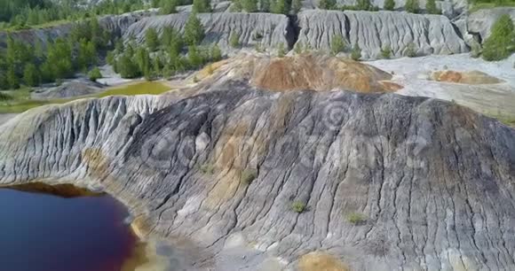 上观古色古香的老泥石采石场的镜面水坡视频的预览图