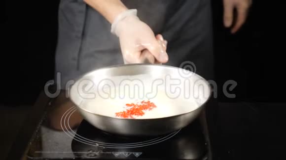 高级美食餐厅厨师在锅上煮美味的酱汁慢动作高清高清视频的预览图