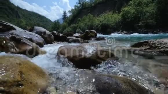 山地快速漂流河道美丽的自然之地夏季有干净的水视频的预览图