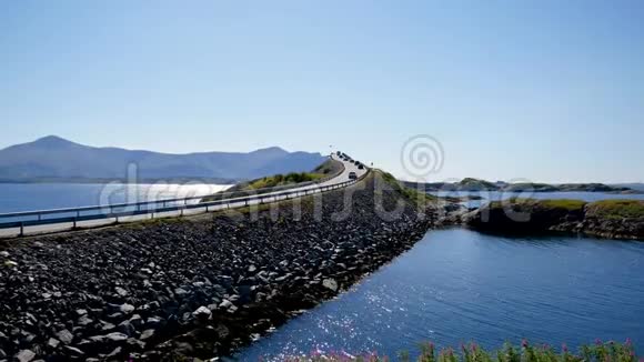 在阳光明媚的日子里汽车驶往挪威大西洋路的斯托西桑德大桥视频的预览图