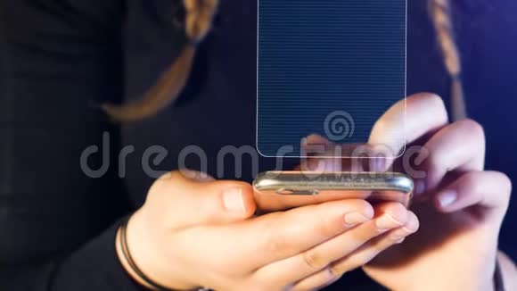 青少年女孩用手机聊天手和手机的细节适合交流等话题的镜头视频的预览图