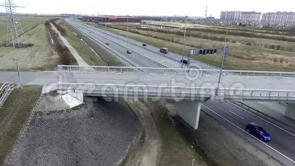 灰色道路建筑物屋顶和有裂缝沥青的桥梁的景观视频的预览图