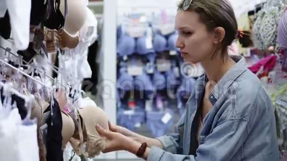 在商场的休闲购物中短发的女人寻找完美的内衣选择内衣胸罩侧视图视频的预览图