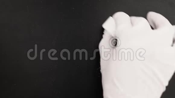 白色手套粉笔心脏标志高清镜头视频的预览图