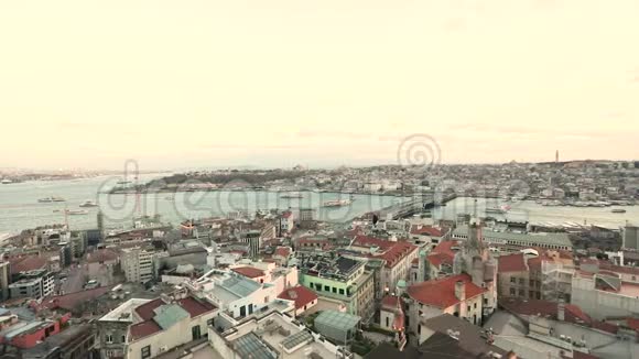 从加拉塔塔俯瞰伊斯坦布尔全景从加拉塔塔蓝色清真寺加拉塔俯瞰伊斯坦布尔视频的预览图