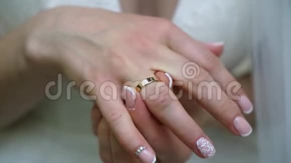 年轻女子戴着带有钻石的手指首饰戒指豪华昂贵的求婚戒指婚礼当天新娘视频的预览图