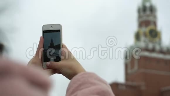 旅游女孩在红色广场拍摄历史地标的手机照片视频的预览图