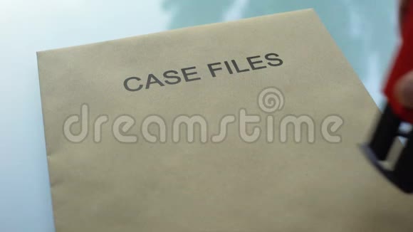 案件档案绝密在重要文件夹上加盖手印印章视频的预览图