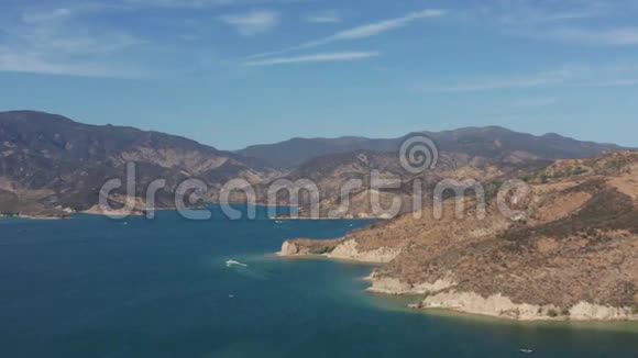 加州景观美丽的镜头卡斯特伊克湖附近洛杉矶在一个美丽的阳光明媚的日子4k空中镜头视频的预览图