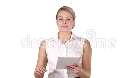 一个年轻的微笑着的女商人手持平板电脑翻页看着白色背景的摄像机视频的预览图