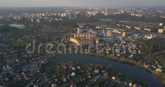 空中拍摄乡镇4k4096x2160像素的美丽公寓综合体视频的预览图