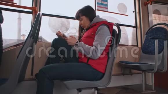 女孩坐电车听音乐视频的预览图