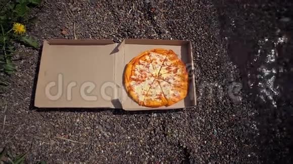 在鹅卵石海滩上有披萨的纸板箱视频的预览图