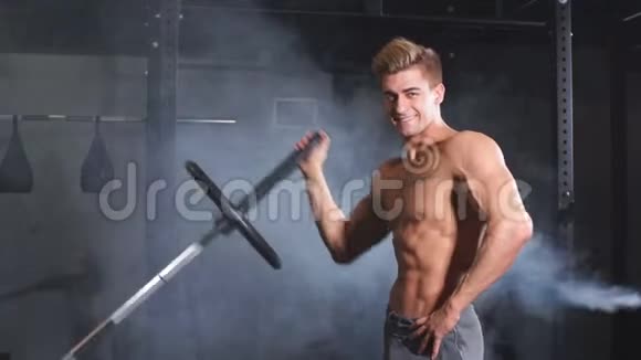白人健身男子在健身房锻炼时举起沉重的杠铃视频的预览图
