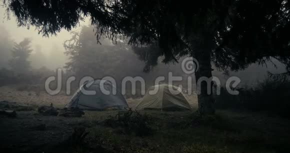 两个球形帐篷在一个草地上的喀尔巴阡山森林在斯洛文尼亚视频的预览图