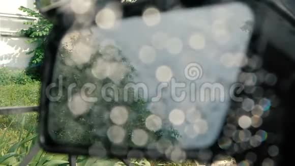 汽车的侧窗被降下来上面有雨石慢动作视频的预览图