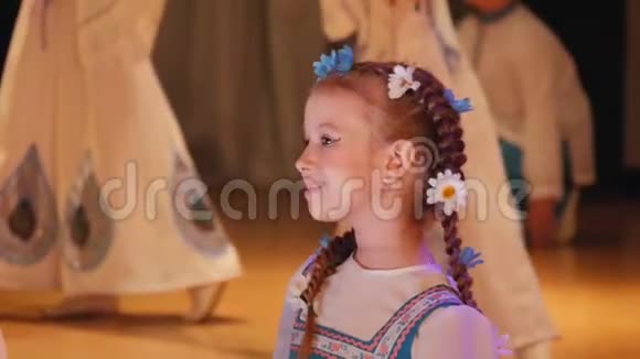漂亮的小女孩在舞台上跳舞表演艺术家视频的预览图