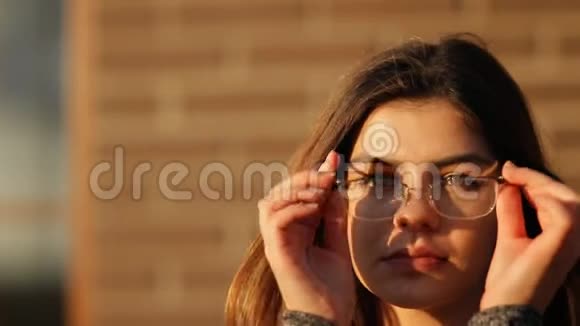 一位商业女性戴着眼镜在城市景观背景下的慢镜头肖像视频的预览图