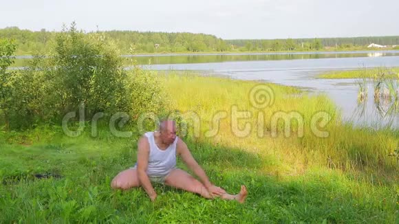 一位中年男子早上在湖边做伸展运动视频的预览图