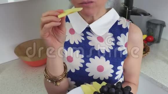 女人吃苹果丁香和葡萄素食观念视频的预览图