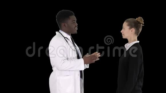 男医生为年轻女性提供药物阿尔法频道视频的预览图