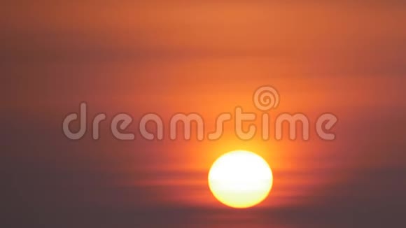 冬日的红日升起在太阳图像前面的空中交叉处冒出白烟视频的预览图