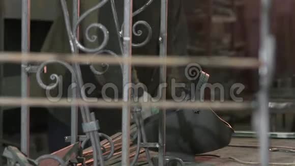 铁匠锯下的长铁棒创造一个锻造的产品视频的预览图