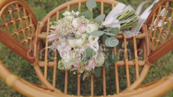 椅子上漂亮的婚礼花束视频的预览图