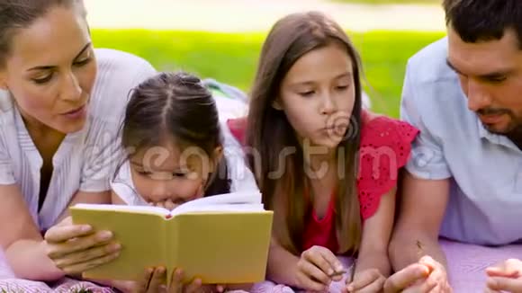 夏季公园野餐的家庭读物视频的预览图