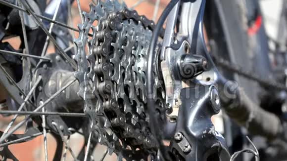 旧灰色自行车后轮带齿轮和链条的新盒式磁带视频的预览图