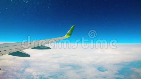 飞机在天空中飞过云层视频的预览图