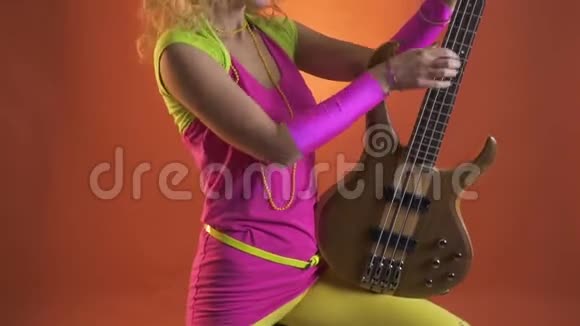穿着80年代的金发女郎用吉他跳舞摆姿势视频的预览图