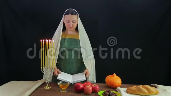 犹太人的一个妇人念祷告以纪念罗施哈珊视频的预览图