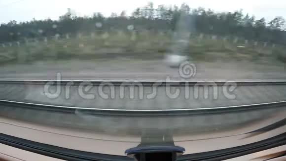 从高速列车的窗口看到的景色视频的预览图